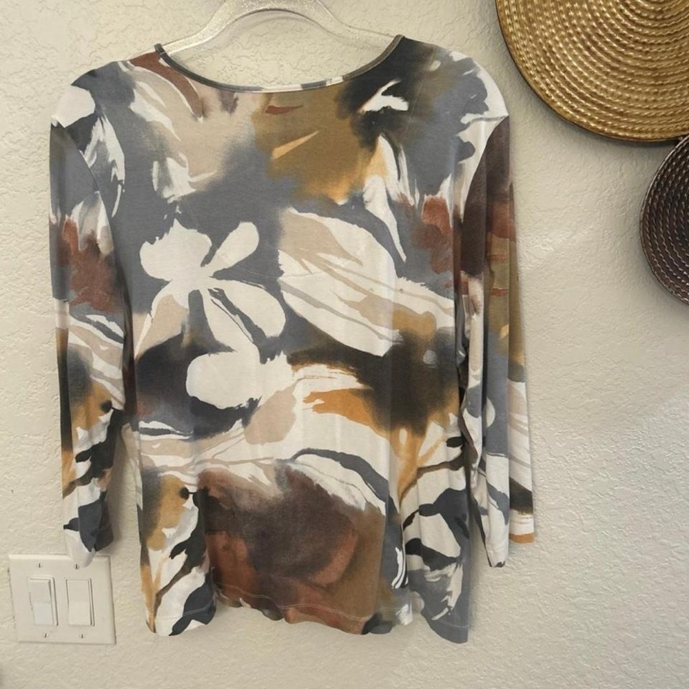 Chico's Watercolor Floral V-Neck Blouse in White, Gray, Brown, Tan - Picture 4 of 4